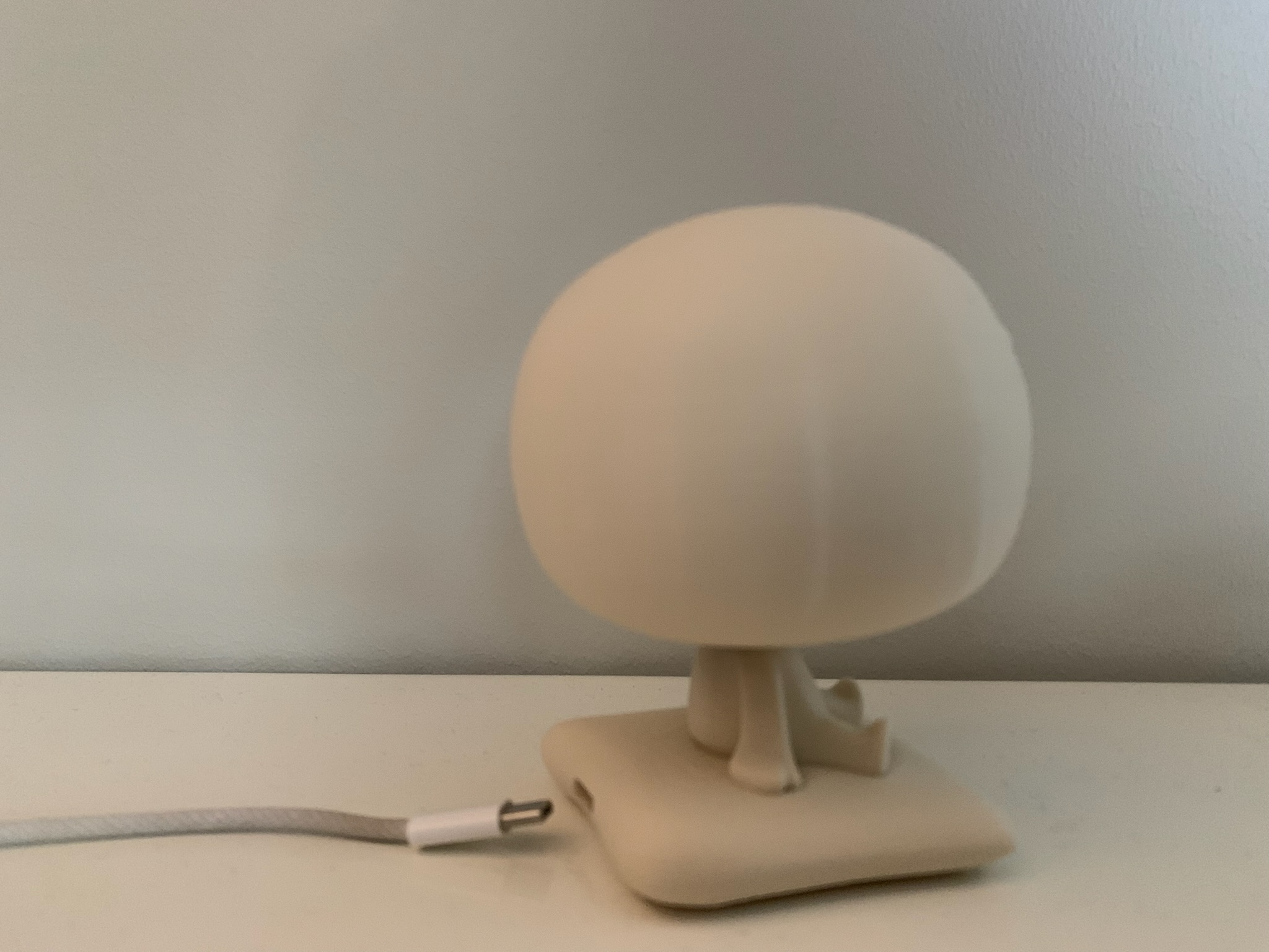Pixl Nub back view showing only a USB-C cable
